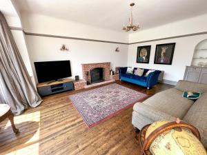 Four Bedroom Family Abode with Hot Tub, Garden and BBQ