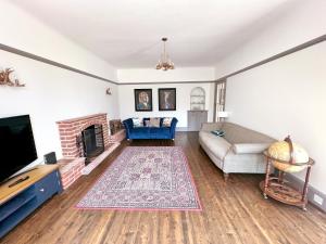 Four Bedroom Family Abode with Hot Tub, Garden and BBQ