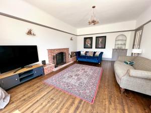 Four Bedroom Family Abode with Hot Tub, Garden and BBQ