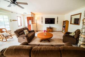 Deck and BBQ Rustic Groveland Home!