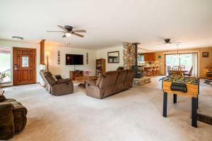 Deck and BBQ Rustic Groveland Home!