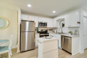 Condo on Beach with Balcony in Gulf Shores!
