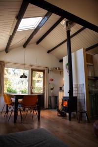 Knus boshuisje onder de eiken