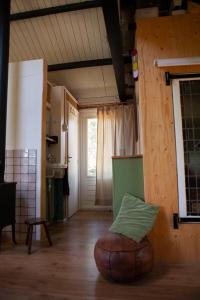 Knus boshuisje onder de eiken