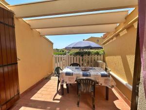 Cap dAgde, appartement bord de mer, 50 m plage de la Roquille, climatisé et WIFI,