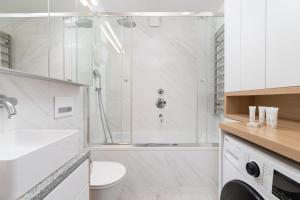 Cozy Apartment Bartla 19 by Noclegi Renters