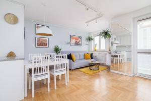 Cozy Apartment Bartla 19 by Noclegi Renters