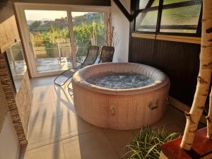 Vineyard Holidays Cottage with Jacuzzi