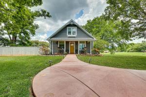 Cozy Tennessee Abode w Private Hot Tub & Fire Pit