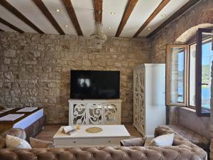 Luxury Seafront Suite Fabri