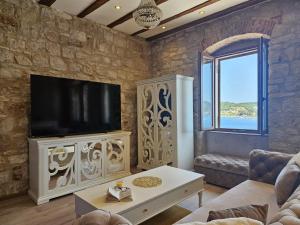 Luxury Seafront Suite Fabri