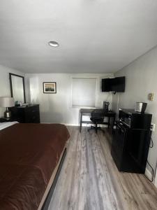 King Room room in Blue Spruce Motel & Townhouses