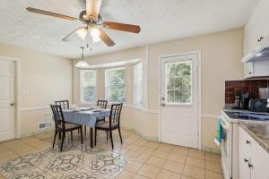 Snellville Getaway about 8 Mi to Stone Mountain Park!