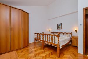 Two-Bedroom Apartment with Balcony room in Apartments by the sea Artatore Losinj - 2509