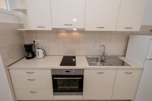 Apartments with parking space Palit, Rab - 4970