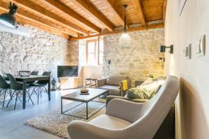 Apartments by the sea Kastel Stari, Kastela - 21199