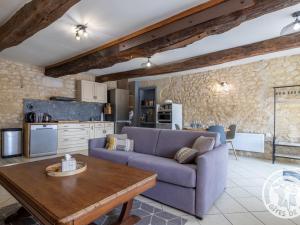 Gîte charmant en tuffeau près de Saumur avec terrasse, poêle à bois et grandes commodités - FR-1-622-64