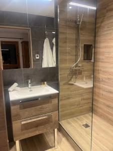 Arc 1950 Ski in Ski out and Spa- Newly refurbished 153 Sources De Marie- 2 bedroom , 2 bathroom-Sleeps 4-6, Mont Blanc view from every window, Free WiFi