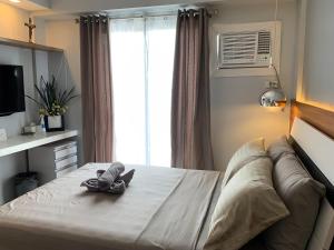 Neat and Cozy Minimalist Studio