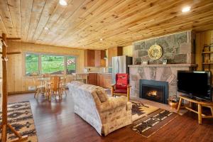 Frontier Mountain Retreat - Monthly Long-Term Vacation Rental 30 Days Minimum -- Estes Park apts
