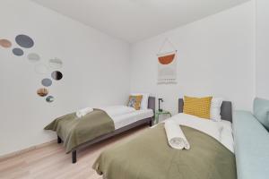City Center Mirrors Apartment with Parking by Noclegi Renters