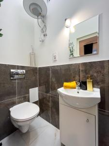 Green Goblin Apartment with FREE PRIVATE PARKING