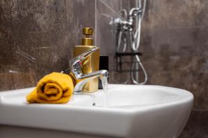 Green Goblin Apartment with FREE PRIVATE PARKING