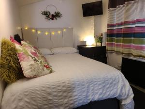 THE OLD LAUNDRY, Prestatyn, North Wales - a unique little dog-friendly space, a 5 min walk to beach & town!