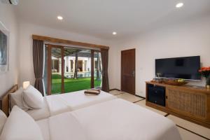 BIG & PRIVATE 9 BED, 9 BATH, Viola Villa, POOL, Best Location