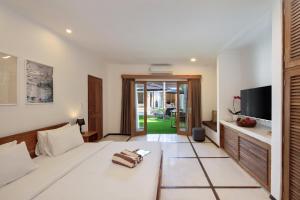 BIG & PRIVATE 9 BED, 9 BATH, Viola Villa, POOL, Best Location