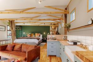 Elsewhere Treehouse and Apartment on the River