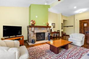 Luxury 3 Bedroom Water House On Main Street Condo W Pool, Hot Tubs, Fitness Center!