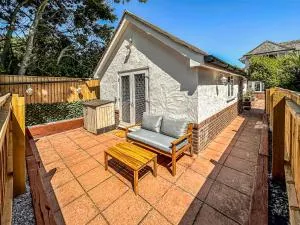 The Annex - Unparalleled Beach Front Luxury Accommodation - Private South West Facing Patio Area - Pet Friendly - Sky - Netflix - Super Fast WI-FI - Stones Throw To The Beach - Southbourne