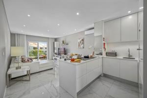 Modern Apartment with Pool & Garden - Close to Marina