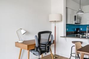 Ballard 1BR w BBQ Lounge WD onsite retail SEA-323