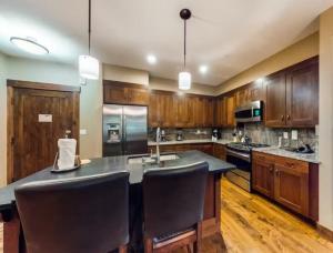 Water House Luxury 2 Bedroom On Main Street - Walk To Quicksilver Lift!