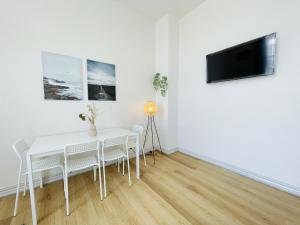 aday - Blue light suite apartment in the center of Hjorring