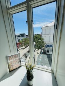 aday - Blue light suite apartment in the center of Hjorring