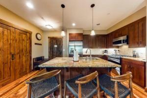 2 Bedroom Luxury Condo On Main Street At Maggie Pond - Walk To Lift!