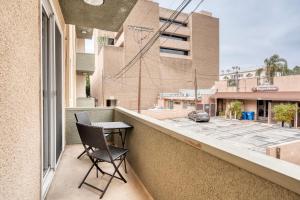 Beverly Hills 1br w pool gym nr restaurants LAX-1082