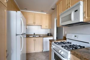 Beverly Hills 1br w pool gym nr restaurants LAX-1082