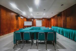 RedDoorz Plus At Megamendung Puncak Bogor
