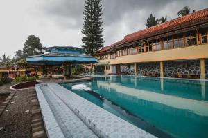 RedDoorz Plus at Neo Asri Hotel Megamendung Puncak Bogor