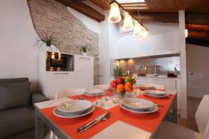 Orchidea Two-Bedroom Apartment room in City Apartments Rialto Market