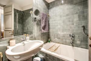 Stylish 2 BDR Apt with Balcony by Pantheon & Forum