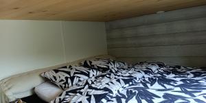 Chalets Tiny house equipee, environnement calme, bucolique, peche : photos des chambres