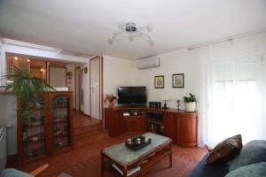 Apartment with a garden view