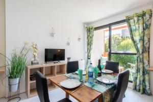 Appartements Les Flamants Roses - Studio avec balcon : photos des chambres