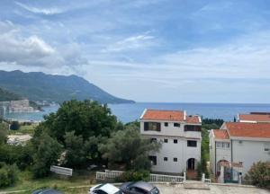 Two-bedroom apartment with parking and sea view