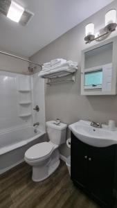Quadruple Room with Lake View Non-Pet Friendly room in Grand View Motel and Cottages